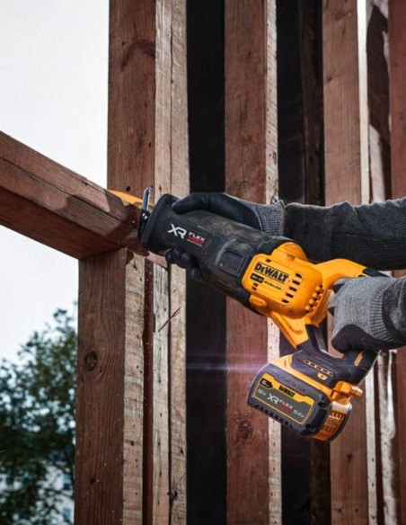 Scie Sabre DeWALT DCS386NT (Machine seule + TSTAK VI)