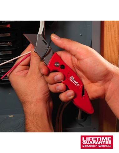 Cutter rétractable FASTBACK™ avec stockage par lame Milwaukee