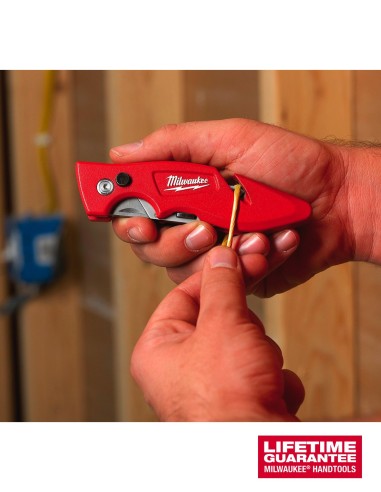 Cutter rétractable FASTBACK™ avec stockage par lame Milwaukee